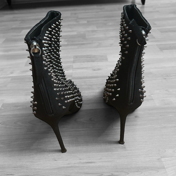 Steve Madden Virtuous-S Black Spiked Stiletto Heels Size 10M - Picture 6 of 7